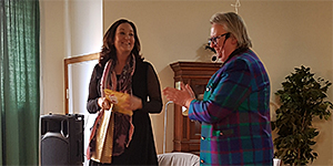 Katarina Karnéus och Sällskapets ordförande Marianne von Hartmansdorff.