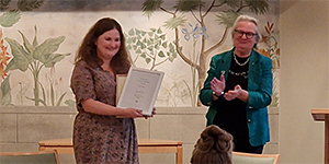 Lydia Kjellberg och Sällskapets ordförande Marianne von Hartmansdorff.