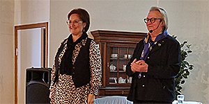 Katrina Dalayman och Sällskapets ordförande Marianne von Hartmansdorff.