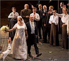 Lena Nordin som Gutrune och Lars Cleveman som Siegfried i Ragnarök på Operan i Stockholm 2007. Foto: Mats Bäcker.